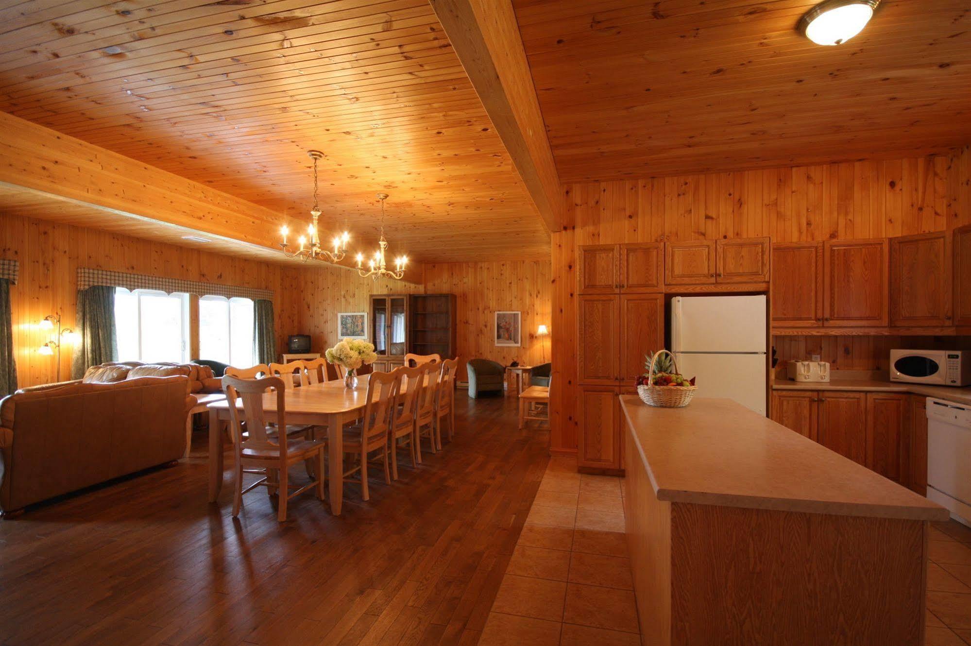 Auberge Du Lac-A-L'Eau-Claire Saint-Alexis-des-Monts Bagian luar foto